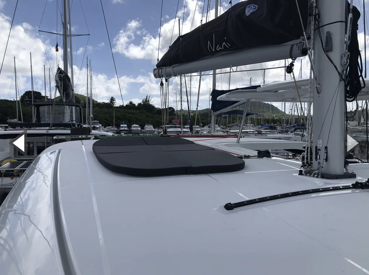 Pont du catamaran CELVINE ouvert sur la mer