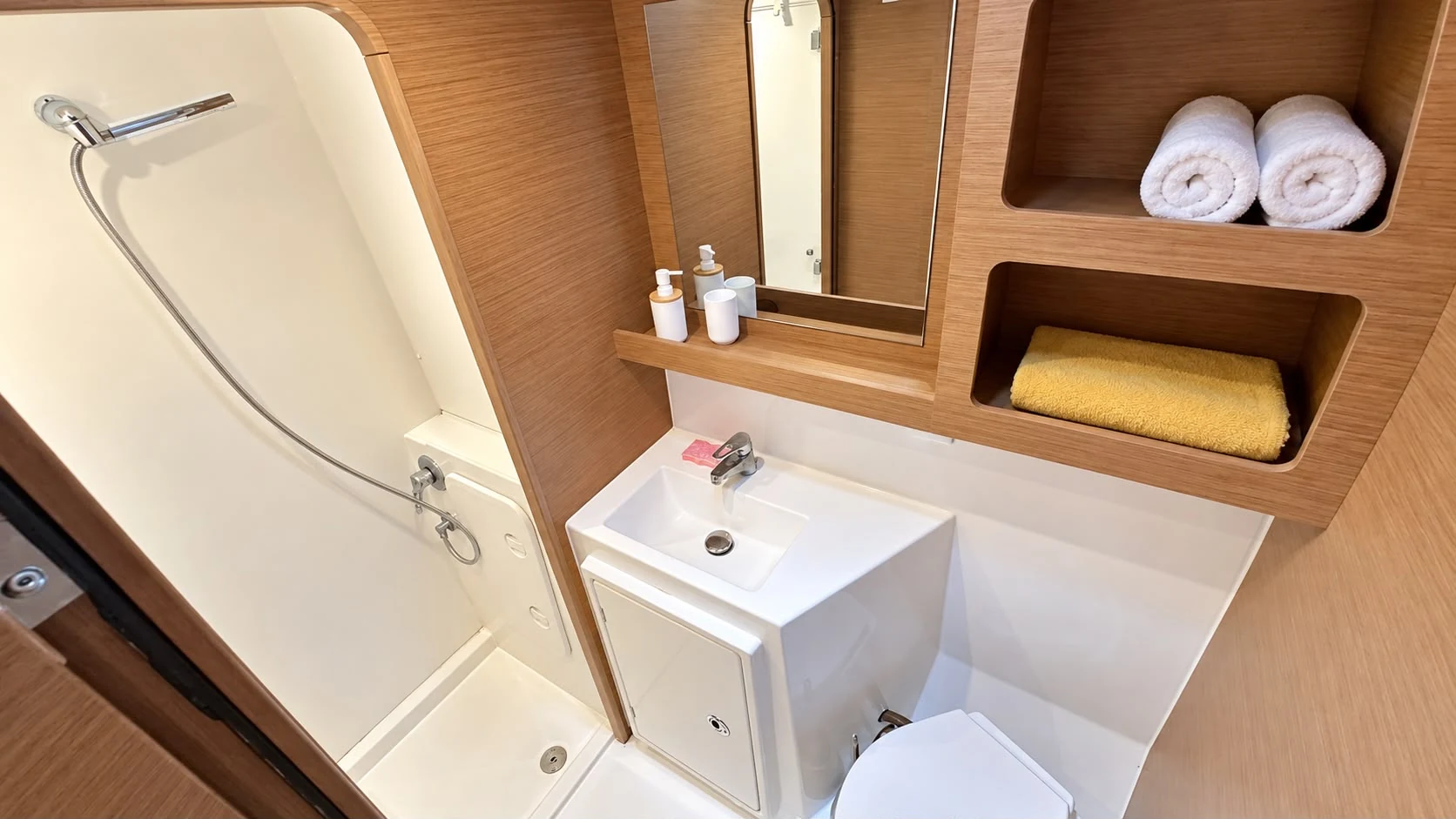 Salle d’eau du Lagoon 42 avec douche et lavabo