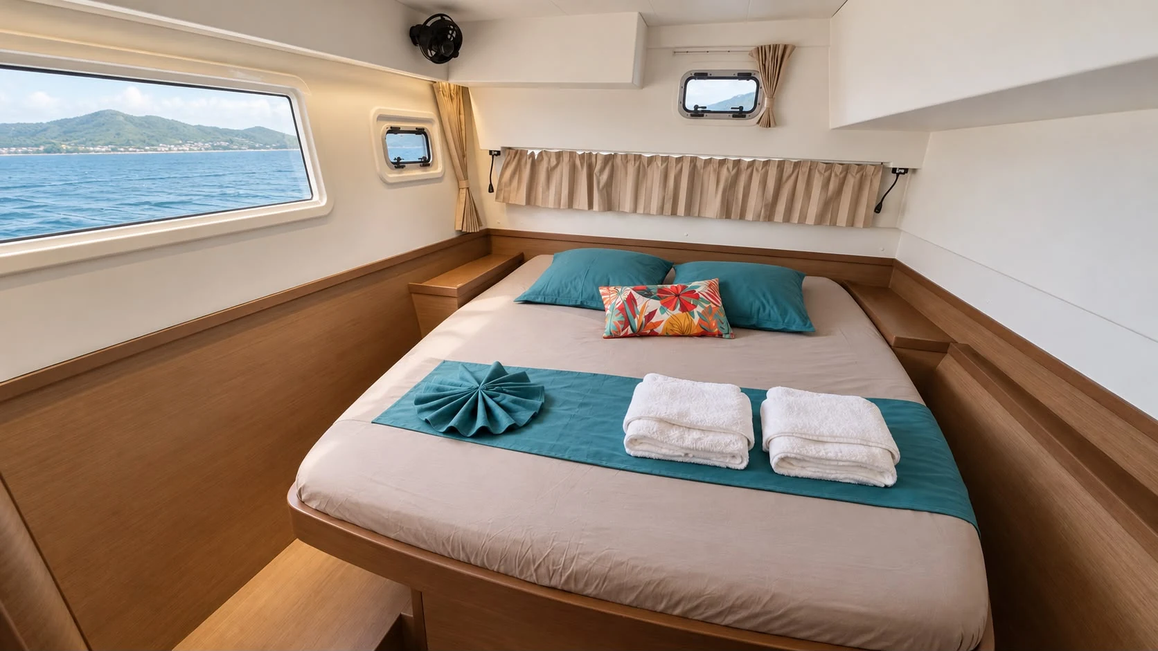 Cabine double du Lagoon 42 avec linge turquoise