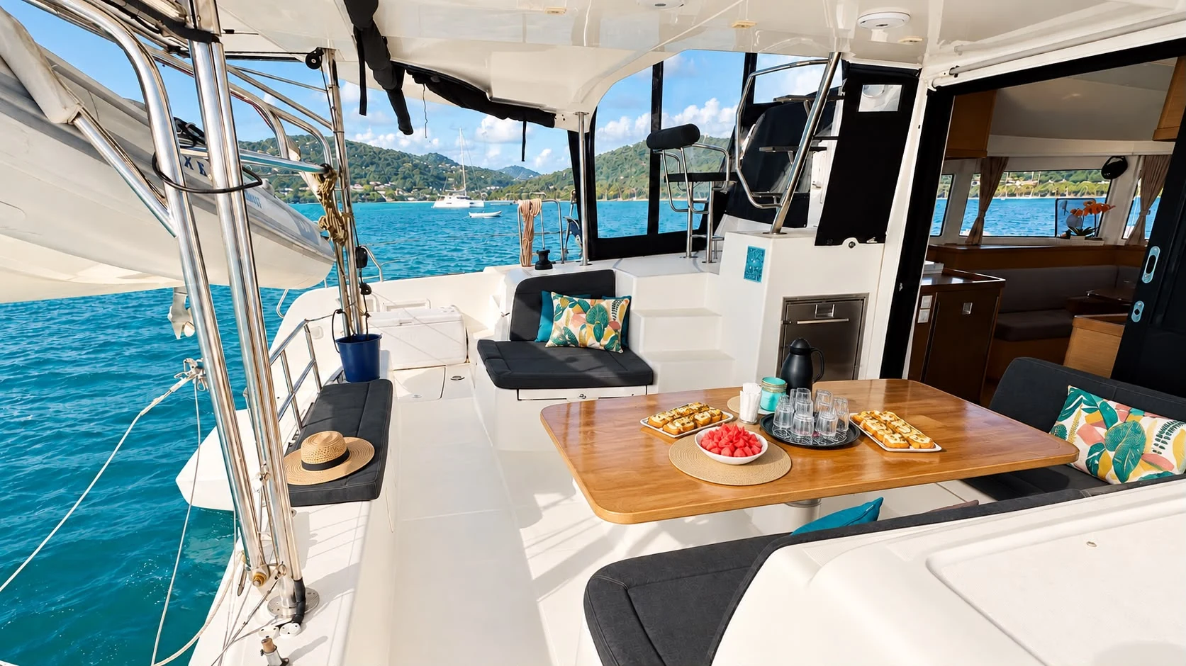 Cockpit abrité du Lagoon 42 avec table dressée