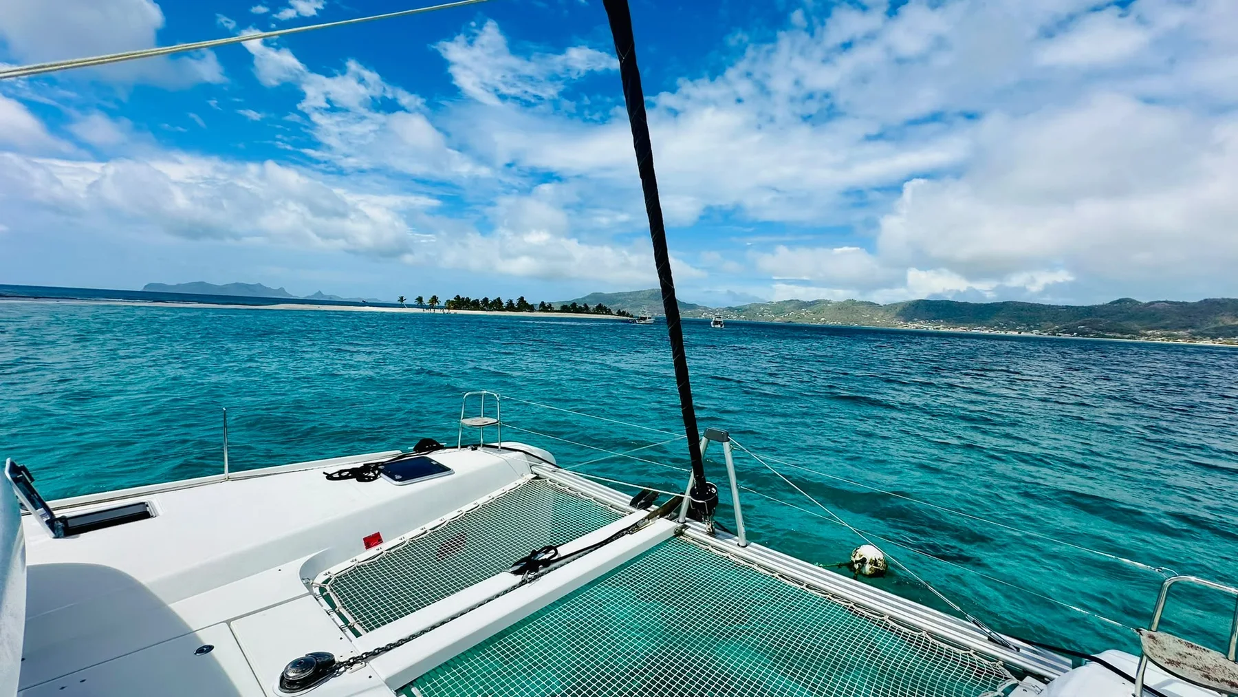 Pont avant du catamaran face à la mer des Caraïbes