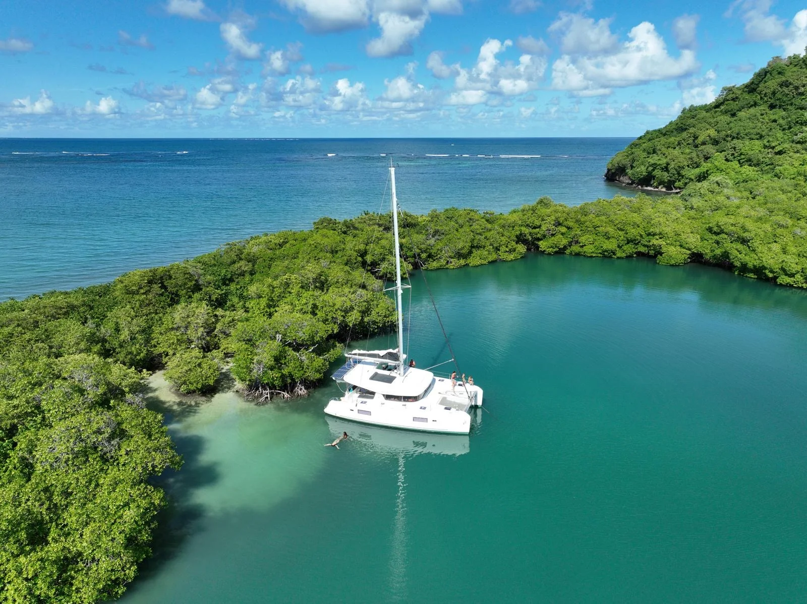 Catamaran Lagoon 42 au mouillage dans une baie verte