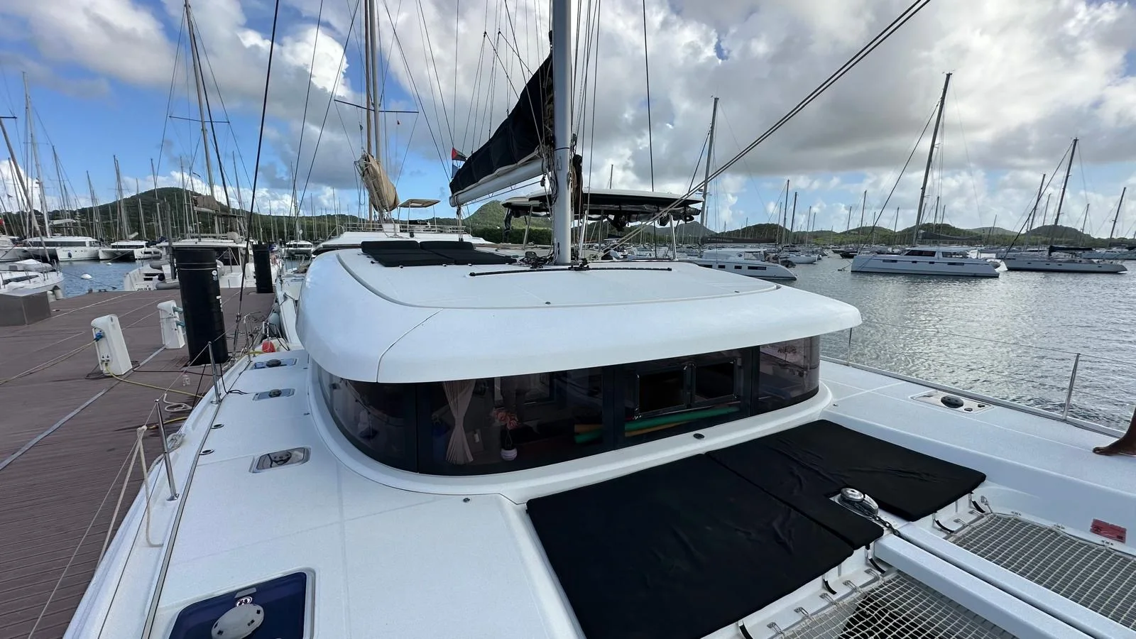 Catamaran Lagoon 42 amarré à la marina en Martinique