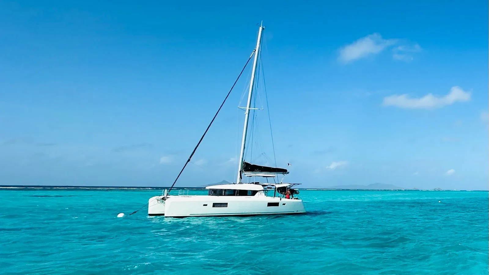 Lagoon 42 au mouillage dans une mer turquoise