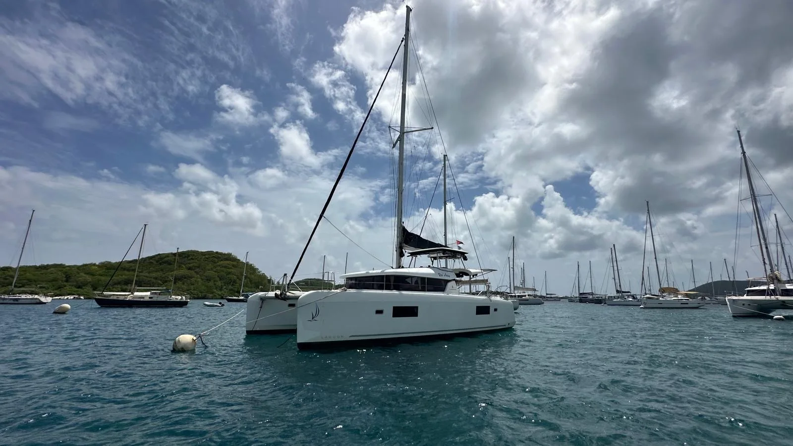 Catamaran Lagoon 42 CELVINE naviguant au large